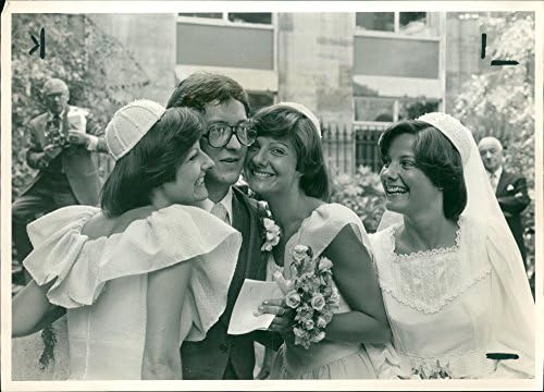 תצלום וינטג 'של הקרלינס, אוולין, איליין, לינדה ווילסון והחתן דר פיטר לייסי