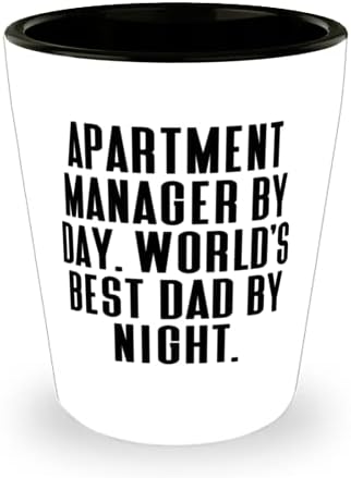 מנהל דירה ביום. האבא הכי טוב בעולם בלילה. כוס שוט, כוס קרמיקה אבא, חמוד לאבא